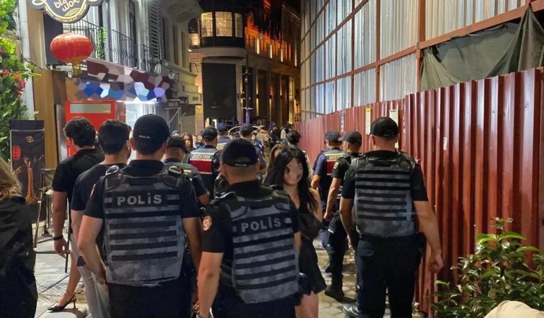 Türkiye genelinde ‘Ailem Güvende’ operasyonu: 15 ilde eğlence mekanları ve dernekler basıldı
