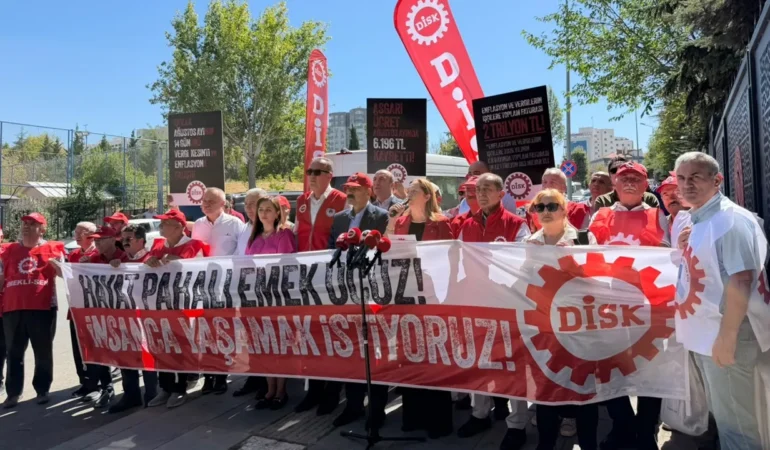 DİSK Çalışma Bakanlığı önünden seslendi: “Hayat pahalı emek ucuz, bu ücretlerle yaşanmaz!”