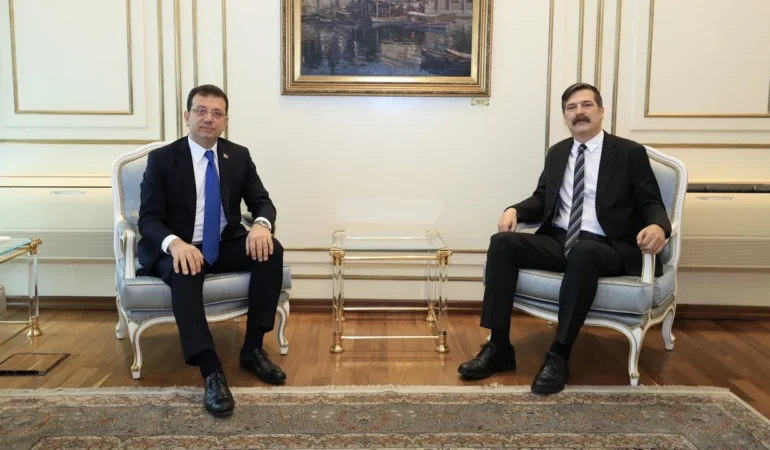 Siyasetin Dönüşümü Veya İdeolojik Eksenin Çöküşü: İlkesizlik ve Popülizm Tutkusu