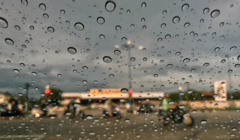 Meteorolojiden üç il için kuvvetli yağış uyarısı: Hava sıcaklıkları düşmeye devam ediyor