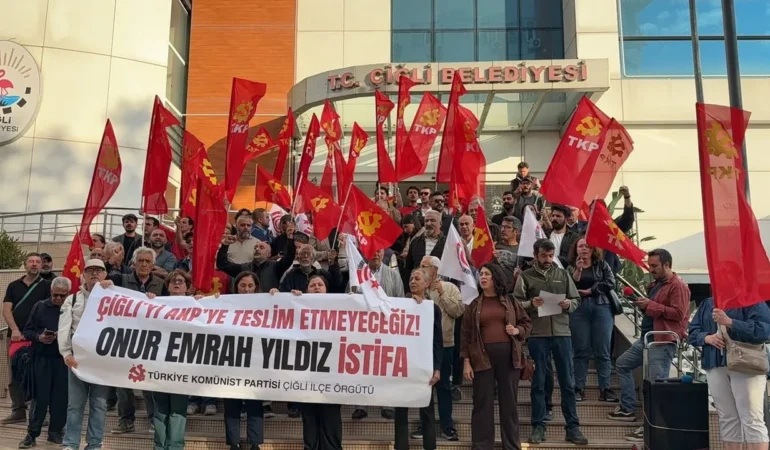TKP’den Çiğli Belediyesi Önünde Sert Eylem: “Onur Emrah Yıldız Zübük Edasıyla AKP’ye Geçti”
