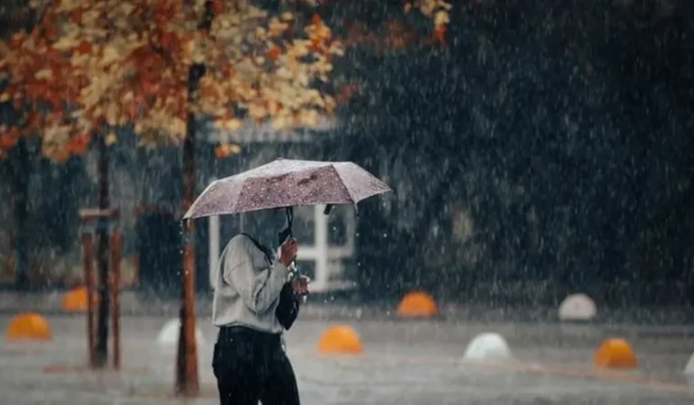 Meteoroloji’den 14 il için sarı kodlu alarm: Hava sıcaklıkları düşüyor, kuvvetli sağanak geliyor