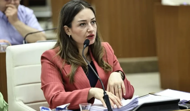Büşra Özdemir’den ‘AKP’ye geçecek’ iddialarına yanıt: “CHP çatısı altında siyaset yapıyorum”