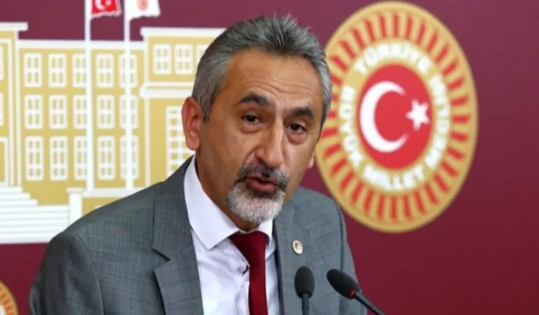 CHP’li Mustafa Adıgüzel’den Halk TV ve Cafer Mahiroğlu’na zehir zemberek açıklamalar: “Görevi CHP’yi bölmekti, fişini çektiler”