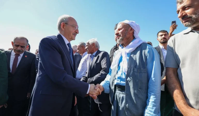 Kılıçdaroğlu Gaziantep’te “Milli Bilinç – Güçlü Türkiye” zirvesine katıldı: Parti rozetlerini bizzat taktı