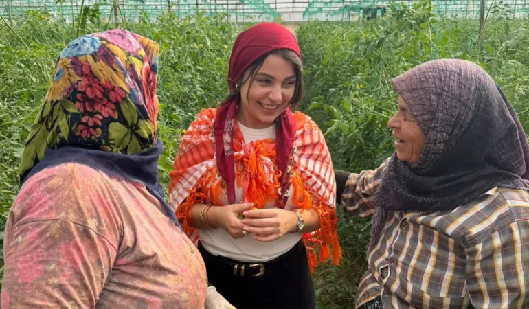 Genç kadın çiftçilerle buluşan Berfin Karan’dan iktidara tarım tepkisi: “Gençler toprağını terk etmemeli”