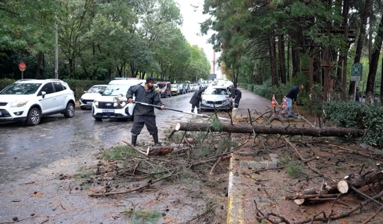 Beylikdüzü Belediyesi’nden yoğun yağış uyarısı: Tüm birimler sahada teyakkuzda