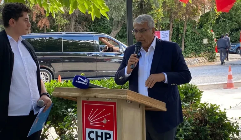 Cemal Canpolat, Bornova’dan seslendi: “CHP 103 yıllık bir çınardır, çalı çırpı ne yapacağını düşünsün”