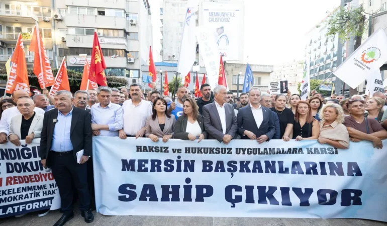 CHP Mersin İl Başkanlığı’ndan kitlesel eylem: Mersinliler tutuklanan belediye başkanlarına sahip çıktı