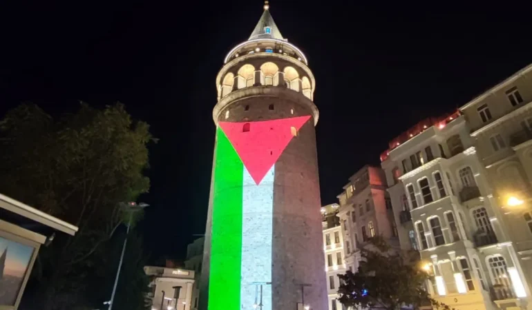 Galata Kulesi’ne Filistin bayrağı yansıtıldı: Bakan Ersoy’dan dayanışma mesajı