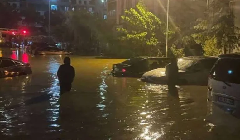 İstanbul’da binin üzerinde noktayı su bastı: İki can kaybı, toprağın suya doymasıyla heyelan riski kapıda