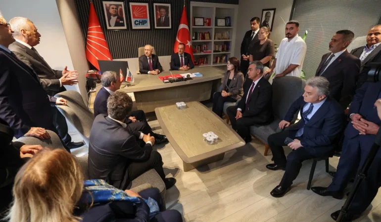 Kılıçdaroğlu Mersin İl Başkanlığı’nda: Partililerle buluşup saha çalışmaları hakkında bilgi aldı