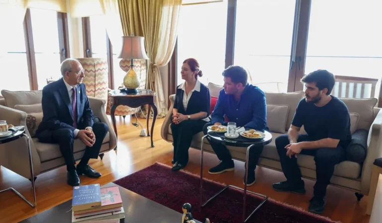 Kemal Kılıçdaroğlu, Vahap Seçer’in ailesini ziyaret etti