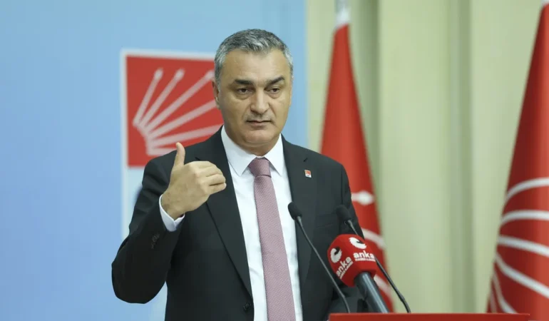 Müslim Sarı’dan Özgür Özel’e: Laf kalabalığını bırak. Olayları çarpıtma. Hesap ver. İzmir halkından özür dile.”
