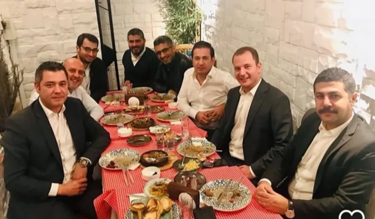 Gündem Olan O Yemek Masası Fotoğrafı: Siyaset, Medya ve “Mesafe” Polemiği