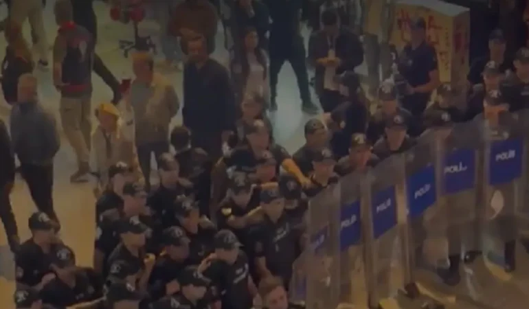 İzmir’de siyasi transfer iddiaları sokakları hareketlendirdi: Polis protestoya müdahale etti
