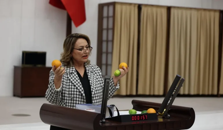 CHP’li Müzeyyen Şevkin Meclis kürsüsüne narenciye boşalttı: “Dalında 5 lira, pazarda 40 lira!”