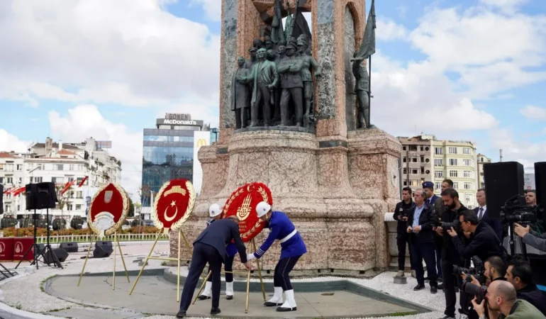 Taksim Anıtı’nda tarihi tören: “İstanbul’un muhafızlığını yapmaktan onur duyuyoruz”