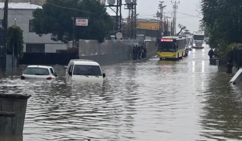 İstanbul’da yollar göle döndü, trafik kilitlendi, dereler taştı…